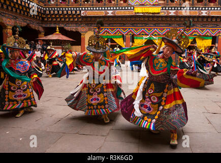 Tänzerinnen und Tänzer in der Paro Tsechu' oder 'Jährliche religiöse Festivals Bhutan, Paro, Bhutan durchführen