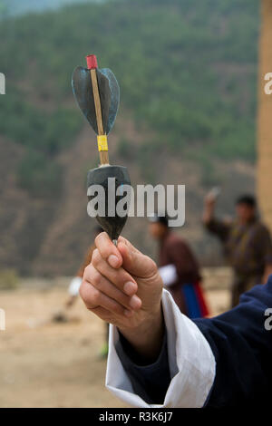 Bhutan, Paro. Khuru (Darts) traditioneller bhutanische Sport werfen große Dart im Freien. Detail des typischen Dart. Stockfoto