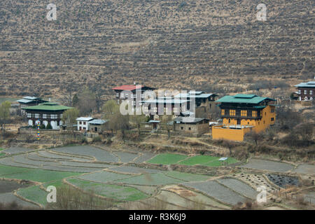 Bhutan. Blick auf die typische Landschaft typischen Ackerland und Gehäuse zwischen Thimphu und Paro. Stockfoto