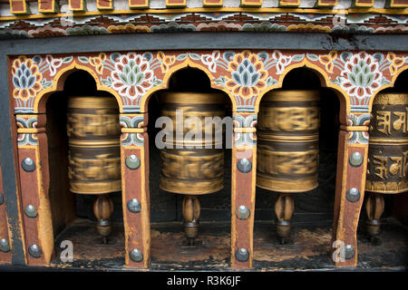 Bhutan, Thimphu. Chong Gia Ca Tempel, traditionelle verzierte Buddhistische Gebetsmühlen in Bewegung. Stockfoto