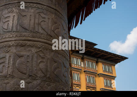 Thimphu, Bhutan Hauptstadt von Bhutan. 5-Sterne Luxushotel Taj Tashi Hotel in der Innenstadt von Thimphu. Hinterhof Gebetsmühle. Stockfoto