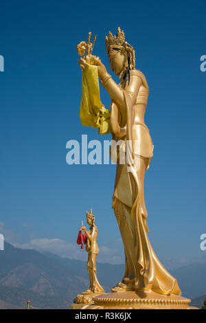 Bhutan Thimphu. Dordenma Buddha-Statue. Goldene Statuen um eines der größten Buddha-Statuen der Welt mit Blick auf das Tal von Thimphu. Stockfoto