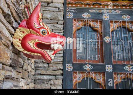 Bhutan, Thimphu, Nationalbibliothek Bhutan (aka Druk Gyelyong Pedzo). Home Die Sammlung von historischen Texten. Traditionelle Maske. Stockfoto