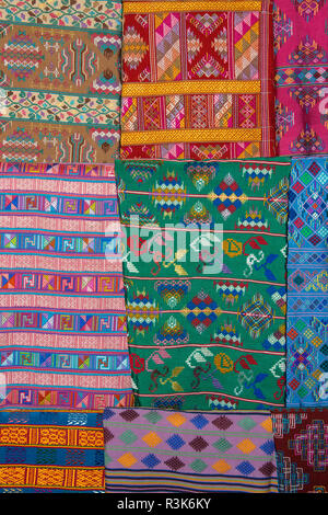 Bhutan, Thimphu. Bhutan Textile Museum (aka National Textile Museum). Museum Shop, Anzeige der traditionellen handgemachten Textilien. Stockfoto