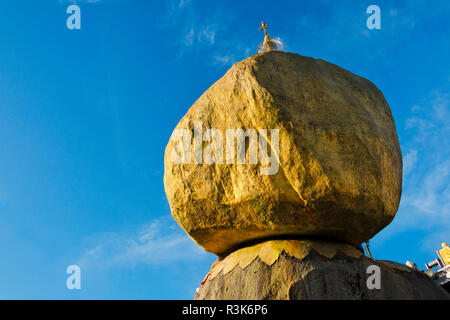 Kyaiktiyo Pagode (Gold Rock), eine kleine Pagode auf einem Granitblock mit Gold bedeckt gebaut Eingefügt von Devotees, Mon, Myanmar Stockfoto