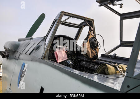 Hispano HA-1112 Buchon, Spanisch gebaut Messerschmitt Bf 109 Me 109 Deutsche Luftwaffe fighter plane Cockpit. Moderne flying Aids und Bildung Anmerkungen Stockfoto