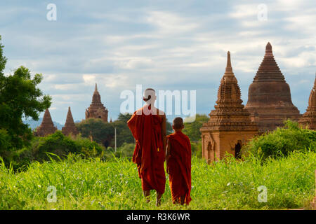 Mönche mit alten Tempeln und Pagoden, Bagan, Mandalay Region, Myanmar Stockfoto