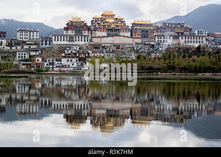 China, Provinz Yunnan, nordwestliches Yunnan, Shangri-La, Songzanlin Kloster. Das Kloster in der Morgendämmerung in den heiligen See wider. Stockfoto