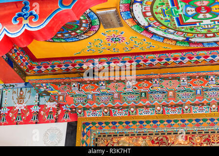 China, Provinz Yunnan, nordwestliches Yunnan, Shangri-La, Songzanlin Kloster. Restaurierten Wandmalereien an der Pforte des Klosters. Stockfoto