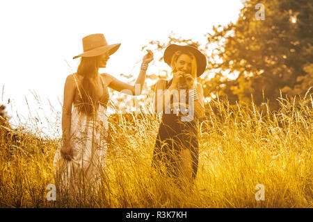 Porträt von zwei Mädchen Spaß in einem Feld Stockfoto