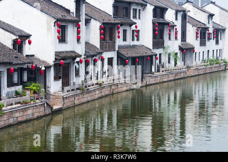 Traditionelle Häuser entlang des Canal Grande, Wuxi, Provinz Jiangsu, China Stockfoto