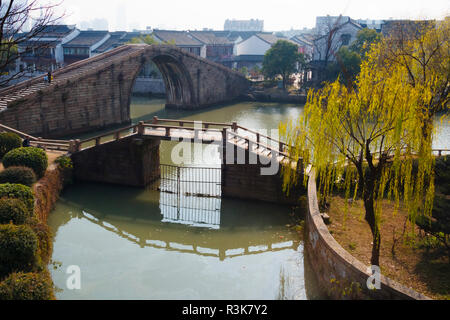 Panmen Stadttor und Brücken über den Canal Grande, Suzhou, Provinz Jiangsu, China Stockfoto