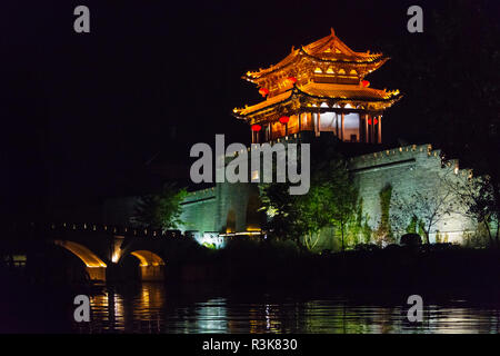 Nachtansicht des beleuchteten Turm am Wassertor Anlan auf dem Canal Grande, die antike Stadt Taierzhuang, Provinz Shandong, China Stockfoto