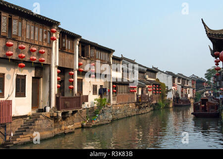 Traditionelle Gebäude entlang des Canal Grande, Suzhou, Provinz Jiangsu, China Stockfoto