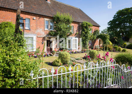 Home Farm Haus mit Garten vorne Mitte Sommer in Heddington Wiltshire England Großbritannien Stockfoto