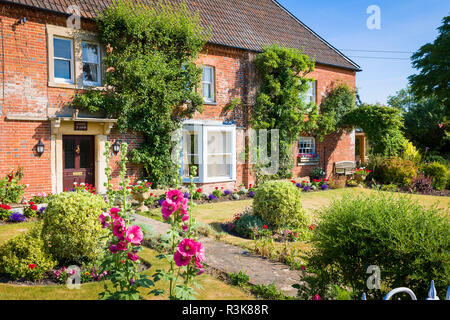 Home Farm Haus mit Garten vorne Mitte Sommer in Heddington Wiltshire England Großbritannien Stockfoto