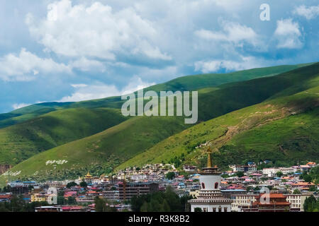 Stadt und Stupa in den Berg, Damxung, tibetischen autonomen Präfektur Garze, westliches Sichuan, China Stockfoto