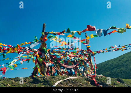 Betet Fahnen in den Berg, Ngawa tibetischen autonomen Präfektur Qiang, westliches Sichuan, China Stockfoto