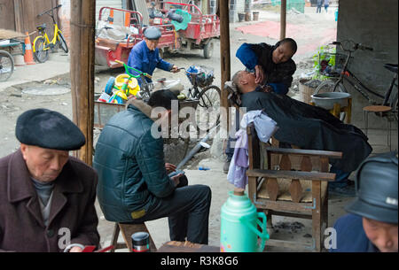 Friseur rasieren Kunden, Pengzhen, Chengdu, Provinz Sichuan, China Stockfoto