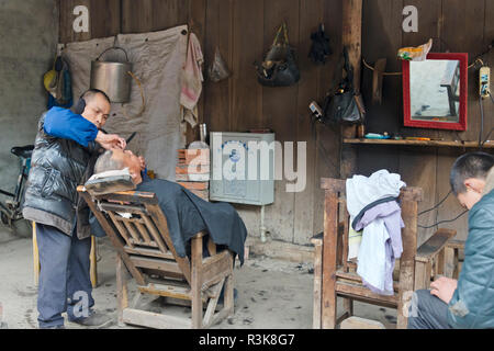 Friseur rasieren Kunden, Pengzhen, Chengdu, Provinz Sichuan, China Stockfoto