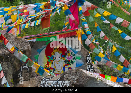 Buddhistische Malerei auf Felsen und Gebetsfahnen durch den Fluss, Tagong, Western Sichuan, China Stockfoto