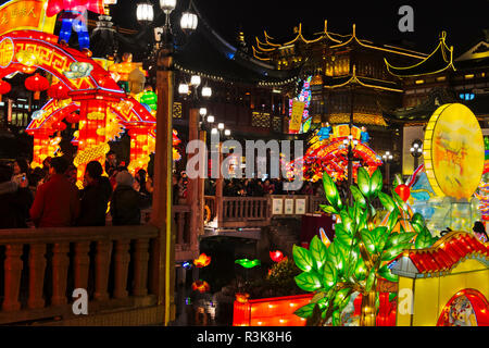 Bunte Lichter am Laternenfest Feiern zum chinesischen Neujahrsfest in den Yuyuan-garten, Shanghai, China Stockfoto