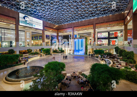 Vae, Abu Dhabi. Yas Island, Yas Mall Innenraum, im Jahr 2015 eröffnet Stockfoto