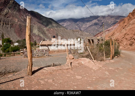 Rosa Häuser im Dorf Purmamarca, Argentinien Stockfoto