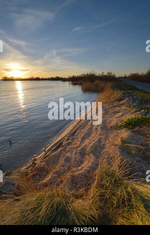 Les Saintes-Maries-de-la-Mer (Südfrankreich): ÒEtang de VaccaresÓ, einem See in der Regionaler Naturpark der Camargue Stockfoto