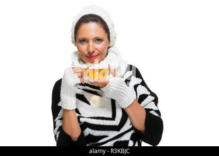 Junge brünette Frau mit weißer Wolle hat Trinken einer Tasse Kaffee Stockfoto