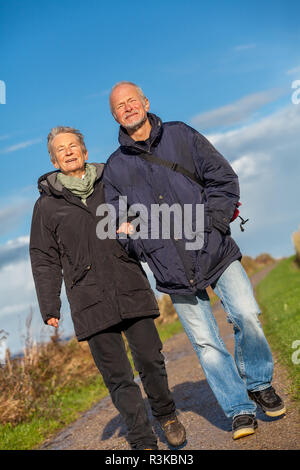Senior glückliches Paar bei einem Spaziergang Stockfoto