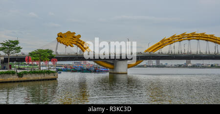 Da Nang, Vietnam - May 22, 2018. Dragon Brücke von Da Nang, Vietnam. Da Nang ist eine Küstenstadt in Zentralvietnam bekannt für seine Sandstrände und histo Stockfoto