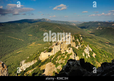 Katharer Schloss "Chateau de Peyrepertuse in der Ortschaft Duilhac-sous-Peyrepertuse (Südfrankreich). Das Gebäude ist als National Historic L klassifiziert Stockfoto