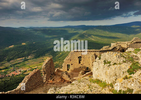 Katharer Schloss "Chateau de Peyrepertuse in der Ortschaft Duilhac-sous-Peyrepertuse (Südfrankreich). Das Gebäude ist als National Historic L klassifiziert Stockfoto