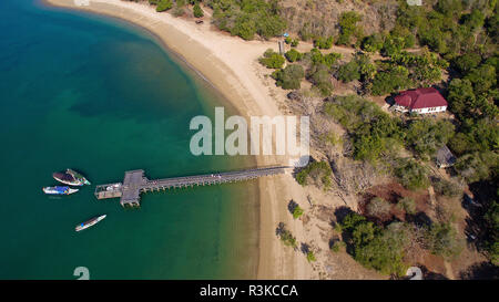 Luftaufnahme, Pier am Loh Liang, Komodo National Park, Insel Komodo, Indonesien Stockfoto