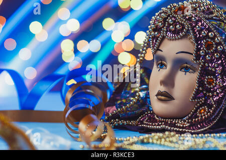 Traditionell weiblichen Karneval venezianische Maske auf Blau bokeh Hintergrund. Maskerade, Venedig, Mardi Gras, Brasilien festival Konzept Stockfoto