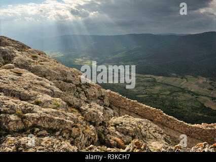 Landschaft, Überblick über die Katharer Schloss "Chateau de Peyrepertuse in der Ortschaft Duilhac-sous-Peyrepertuse (Südfrankreich). Stockfoto