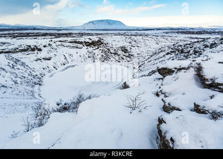 Panoramablick auf die kerid Vulkan mit Schnee und Eis in den vulkanischen Krater See im Winter unter einem klaren blauen Himmel. Im Bereich Grímsnes, entfernt Stockfoto