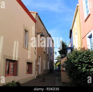 Typischen bunten Straße von Trentemoult Fischerdorf in der Nähe von Nantes, Loire-Atlantique, Frankreich Stockfoto