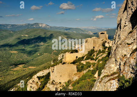 Katharer Schloss "Chateau de Peyrepertuse in der Ortschaft Duilhac-sous-Peyrepertuse (Südfrankreich). Das Gebäude ist als National Historic L klassifiziert Stockfoto