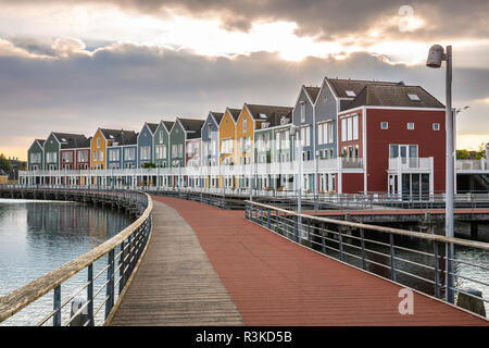 Niederländisch, modernen, farbenfrohen vinex Architektur Häuser am Wasser während der dramatischen und bewölkt, Sonnenuntergang. Houten, Utrecht. Stockfoto