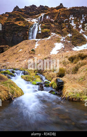 Island Sehenswürdigkeiten die große Wasserfälle Seljalandsfoss in einem Winter mit Schnee und Eis. Stockfoto