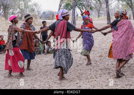 Frauen spielen in der San Buschmänner Dorf in der Nähe von Nhoma, Namibia, Afrika. (Redaktionelle nur verwenden) Stockfoto