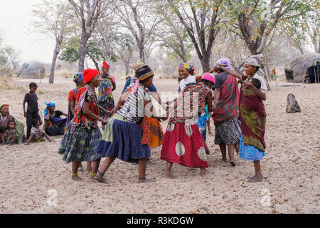 Frauen spielen in der San Buschmänner Dorf in der Nähe von Nhoma, Namibia, Afrika. (Redaktionelle nur verwenden) Stockfoto