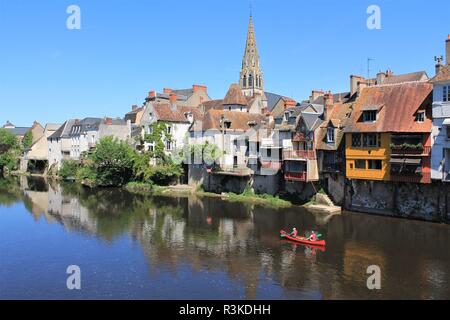 Personen Kajakfahren auf dem Fluss Creuse in der historischen Stadt Argenton sur Creuse Genannt das Venedig von Berry, Region Berry-Indre, Frankreich Stockfoto