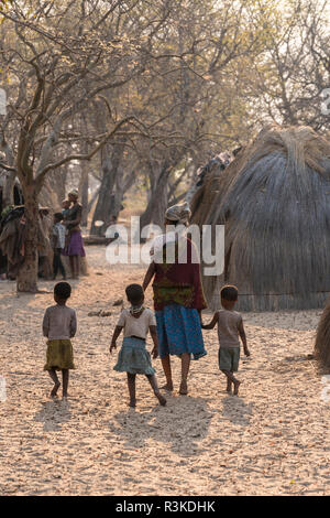 Mutter mit ihren Kindern in einem San Buschmänner Dorf im östlichen Namibia, Afrika. (Redaktionelle nur verwenden) Stockfoto