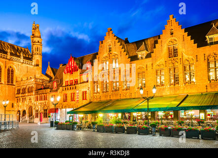 Brügge, Belgien. Nacht Bild mit Burg, mittelalterliche Stadtzentrum von Brügge in Flandern mit gotischen Stil Fassaden Stockfoto