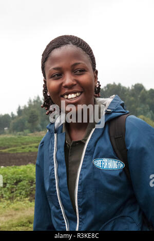 Afrika, Ruanda, in der Nähe des Volcanoes National Park. Porträt von einem Park Ranger. Stockfoto