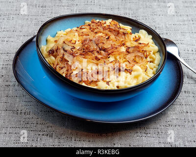 Traditionelle schwäbische "käsespätzle" - ein Gericht aus Ei und Mehl Nudeln mit geriebenem Käse und Zwiebeln. Auch kaesespaetzle geschrieben Stockfoto