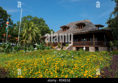 Seychellen, La Digue, l ' Union Estate. Historischen Plantation House, nationales Kulturerbe. Typische Residenz mit Strohdach. Stockfoto